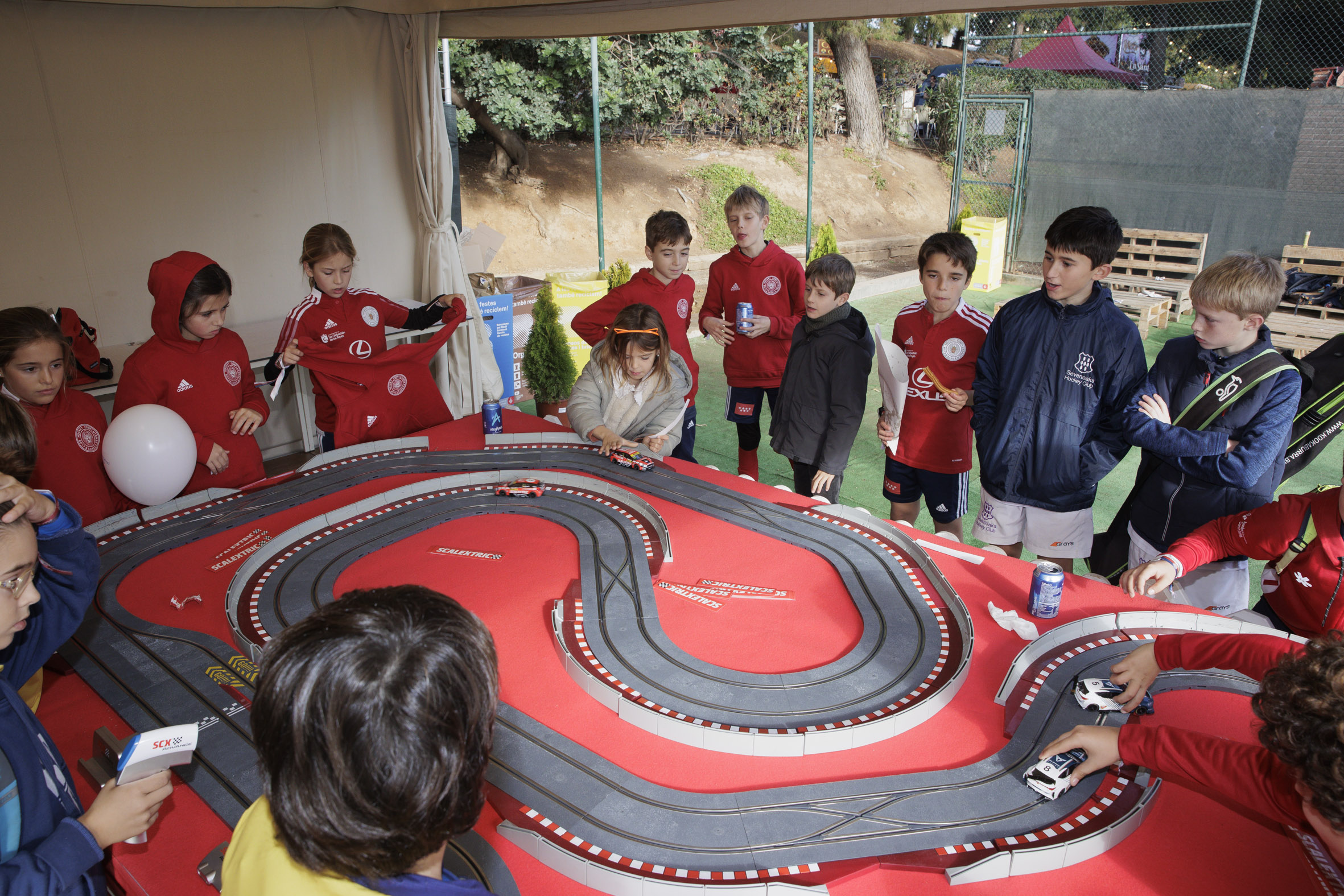 Estudiantes en evento con pista Scalextric
