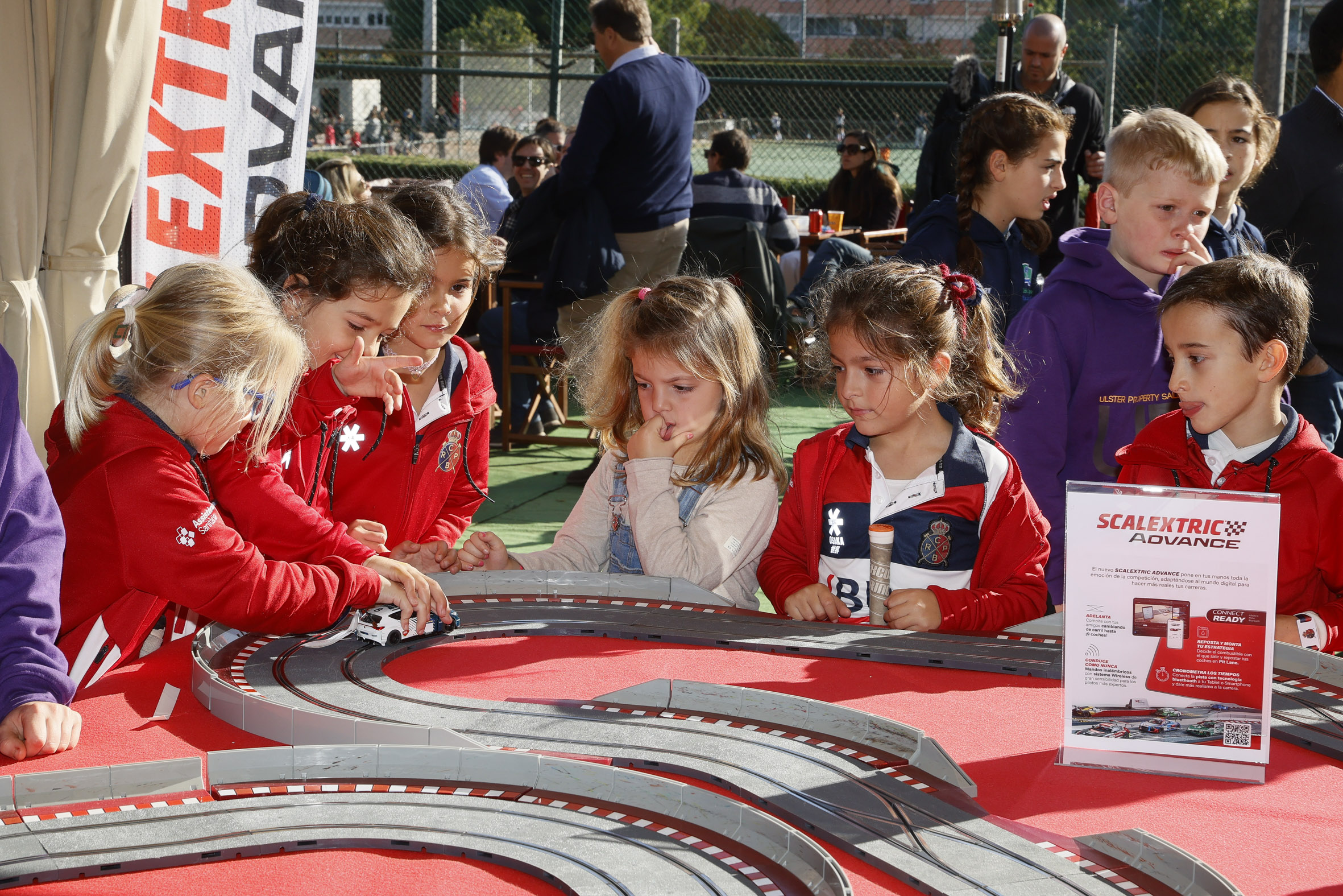 Niños disfrutando de la experiencia Scalextric Academy